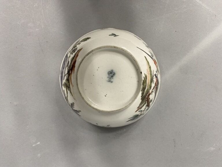 Louisbourg - Bol en porcelaine à décor polychrome d'oiseaux et filet or sur le…