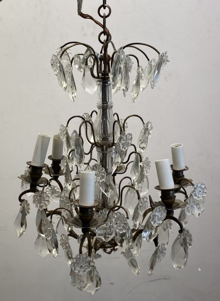 Lustre cage en métal patiné à six bras de lumière orné de pampilles - H : 65 cm…