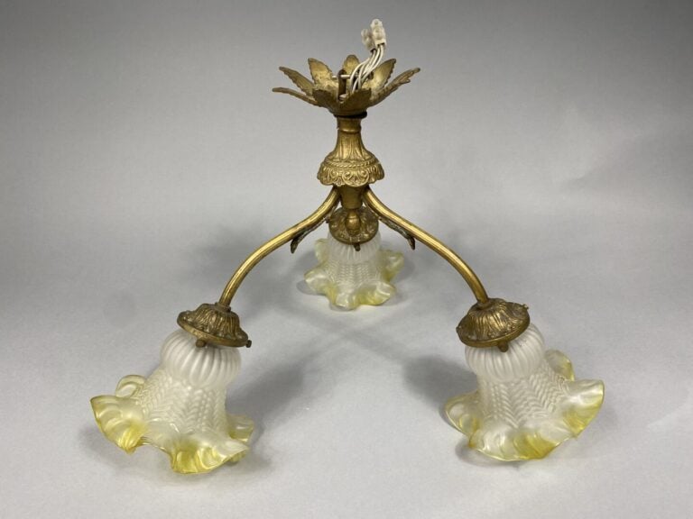 Lustre en laiton doré orné de trois corolles polylobées en verre - XIXe siècle…