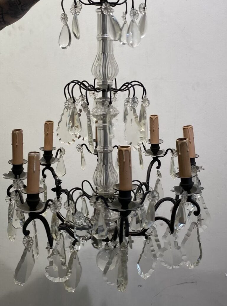 Lustre en métal patiné à huit bras de lumière orné de pampilles - H : 75 cm…