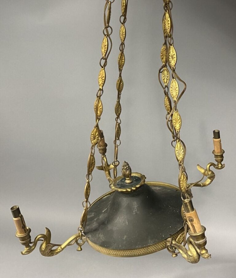 Lustre en tôle peinte verte et laiton doré de style Empire à décor cygne et fle…