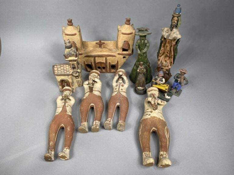 Mannette comprenant divers objets en terre cuite polychrome PEROU représentant…