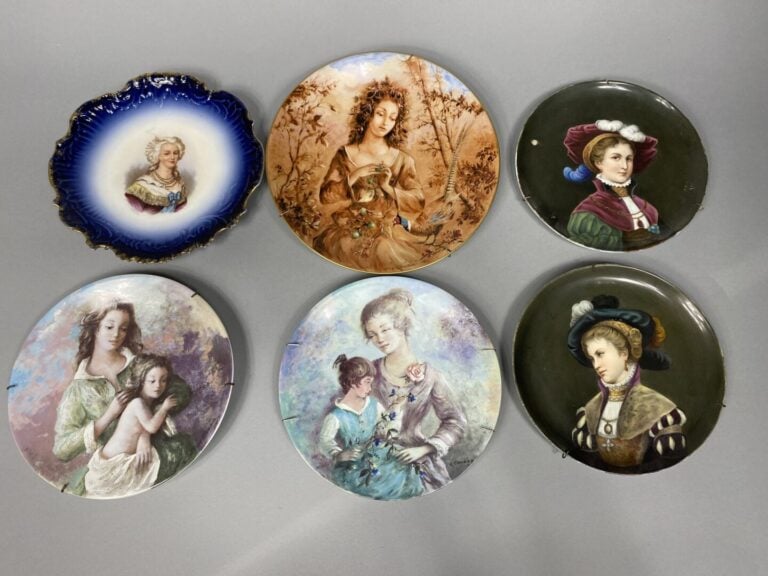Mannette comprenant lot d'objets en verre dont dauphin, pichet en céramique éma…