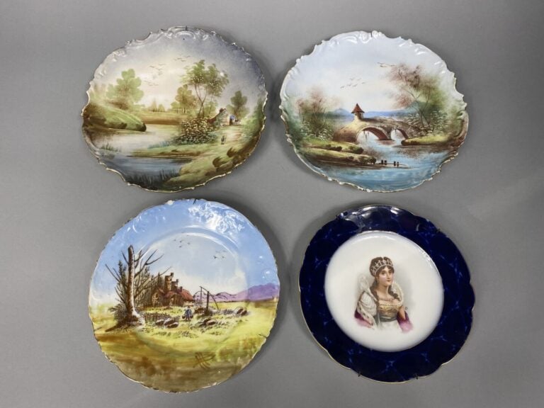 Mannette comprenant lot d'objets en verre dont dauphin, pichet en céramique éma…