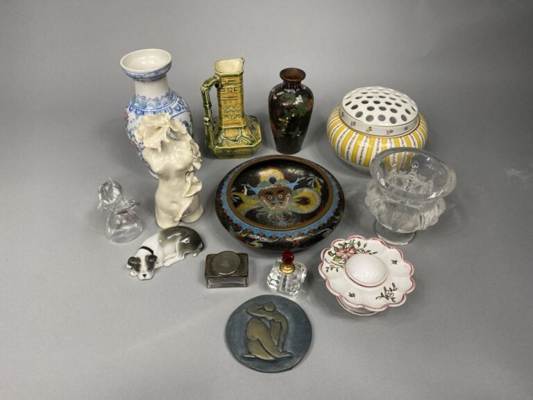 Mannette comprenant lot d'objets en verre dont dauphin, pichet en céramique éma…