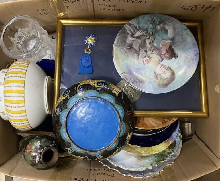 Mannette comprenant lot d'objets en verre dont dauphin, pichet en céramique éma…