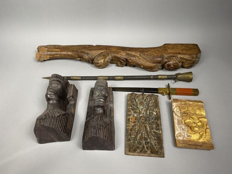 Mannette d'objets et divers comprenant deux vases en terre cuite peinte à panse…
