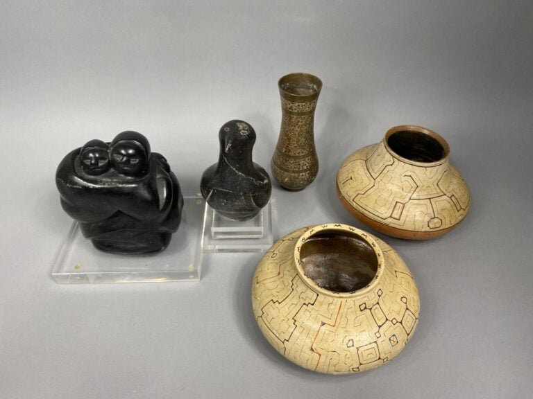 Mannette d'objets et divers comprenant deux vases en terre cuite peinte à panse…