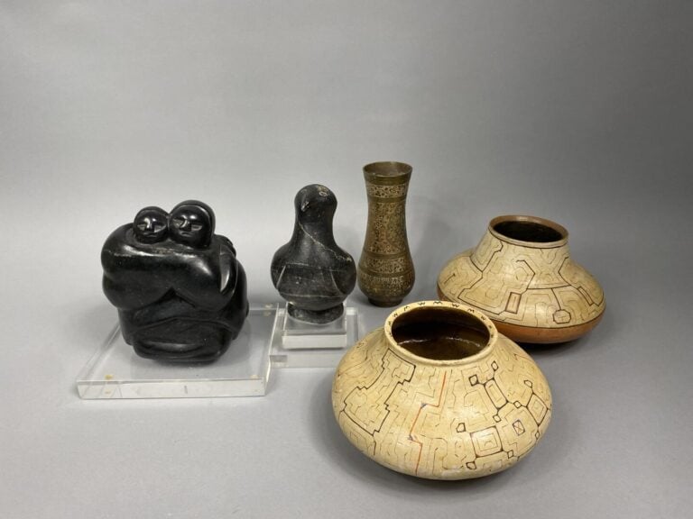 Mannette d'objets et divers comprenant deux vases en terre cuite peinte à panse…
