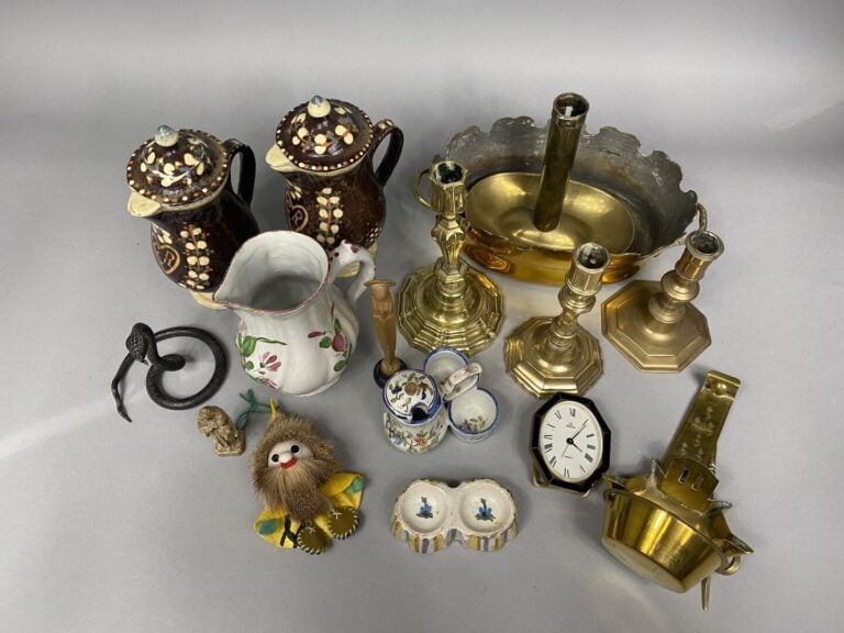 Mannette d'objets et divers comprenant un lot de trois bougeoirs, un pichet en…
