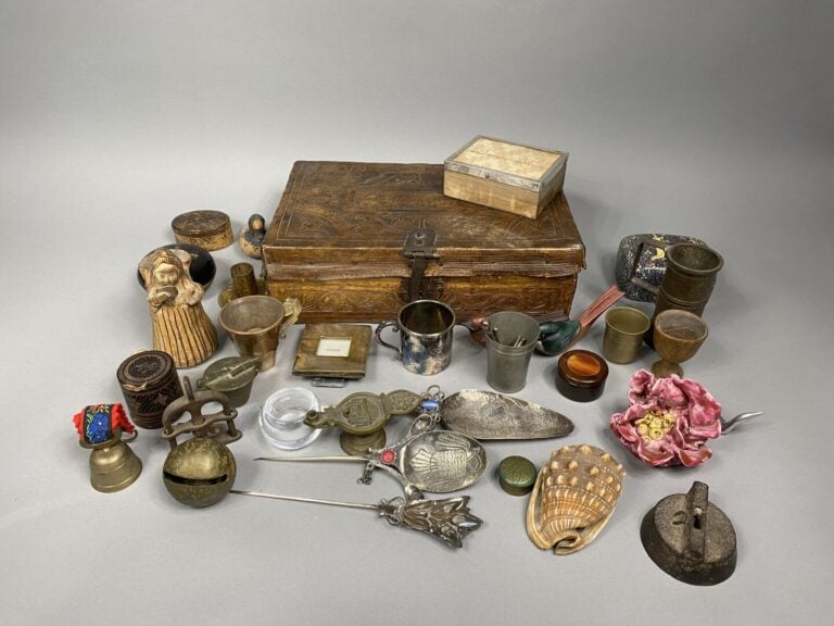 Mannette de bibelots et divers comprenant souvenirs de voyage, fibules, coffret…