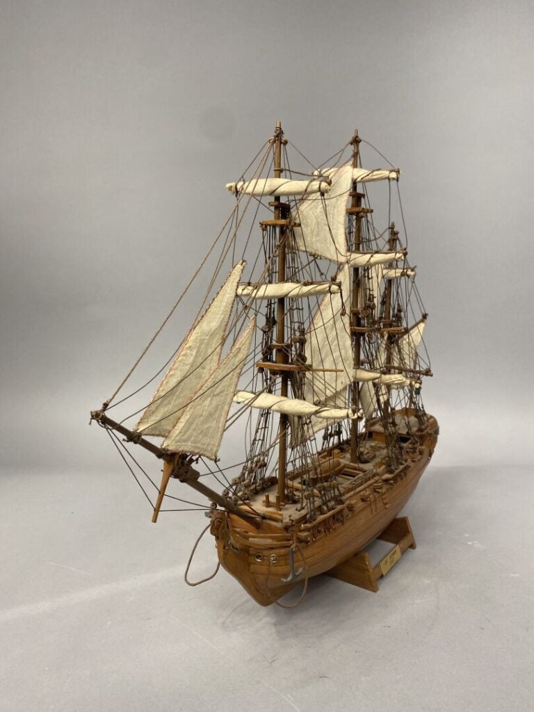 Maquette de bateau en bois représentant le Saint Geran, 1737 - 43 x 50 x 9 cm -…