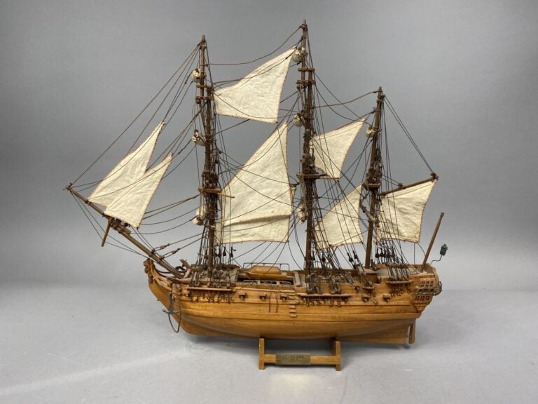 Maquette de bateau en bois représentant le Saint Geran, 1737 - 43 x 50 x 9 cm -…