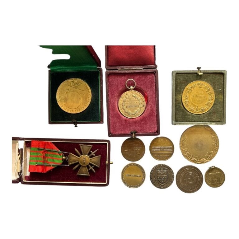Médailles - Divers - Lot de onze médailles et décorations comprenant notamment…