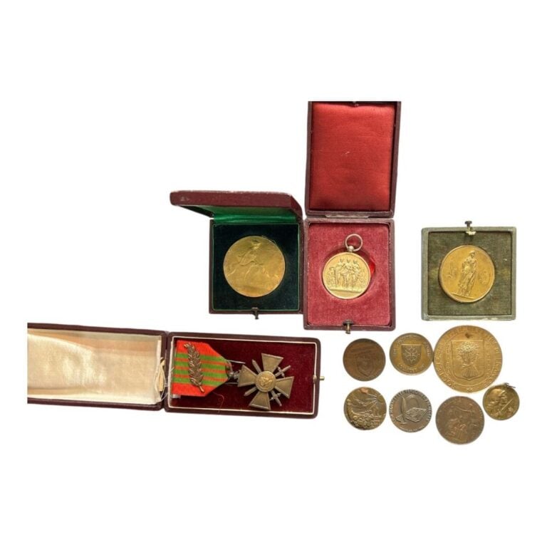 Médailles - Divers - Lot de onze médailles et décorations comprenant notamment…