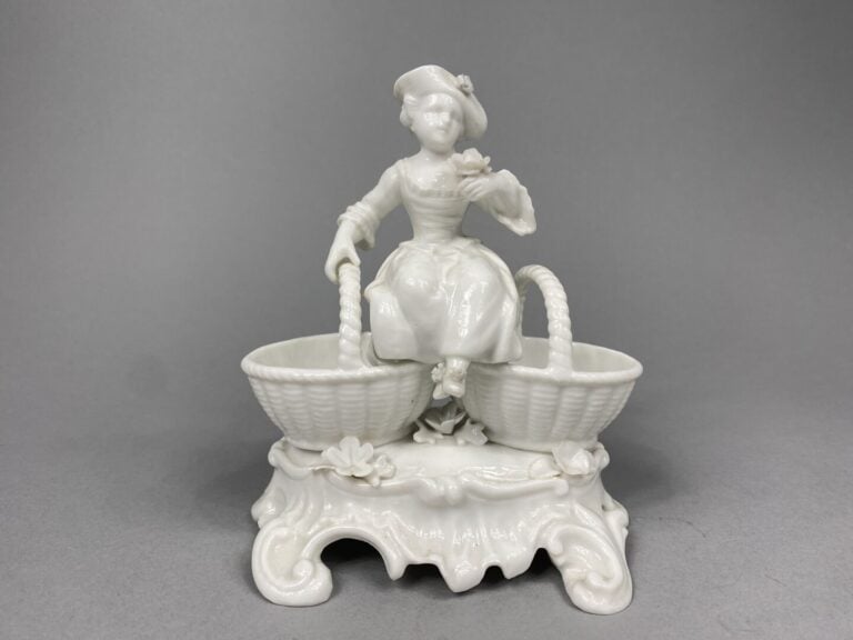 MEISSEN, dans le goût - Paire de salières en porcelaine blanche figurant un cou…