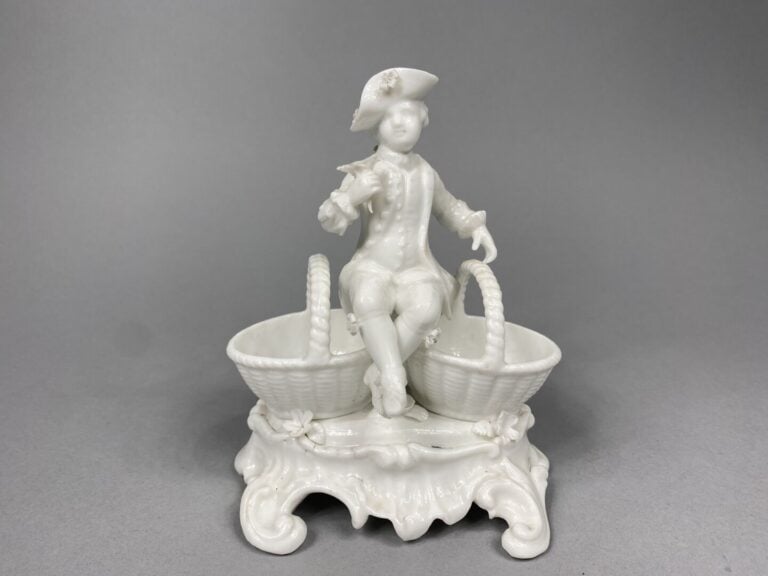MEISSEN, dans le goût - Paire de salières en porcelaine blanche figurant un cou…