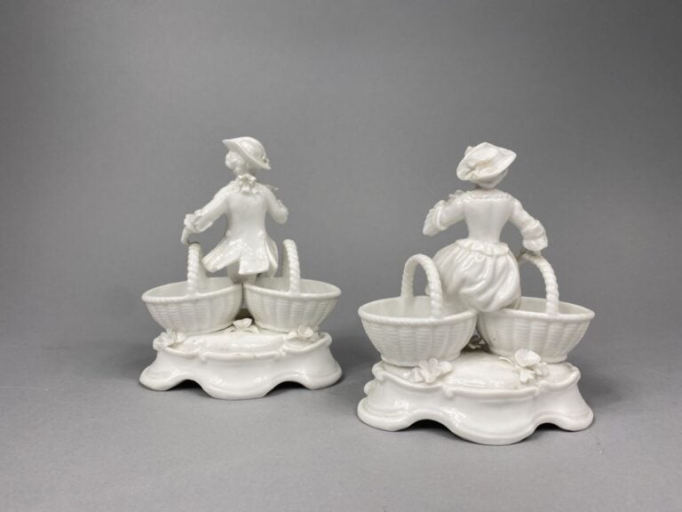 MEISSEN, dans le goût - Paire de salières en porcelaine blanche figurant un cou…