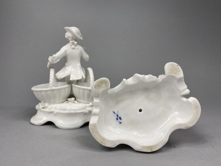 MEISSEN, dans le goût - Paire de salières en porcelaine blanche figurant un cou…