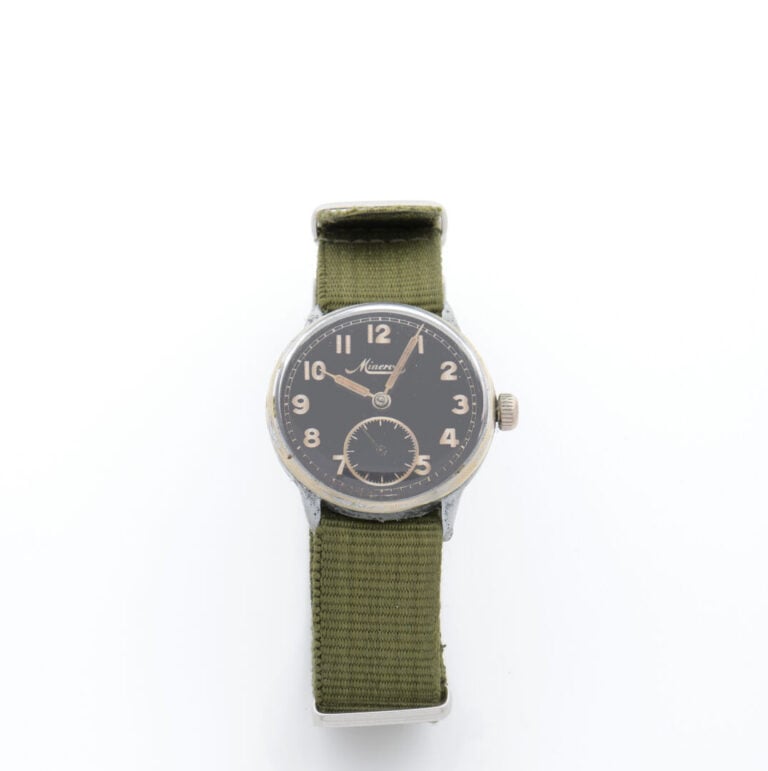 MINERVA - Montre bracelet militaire, boîtier rond en acier - Cadran à fond noir…