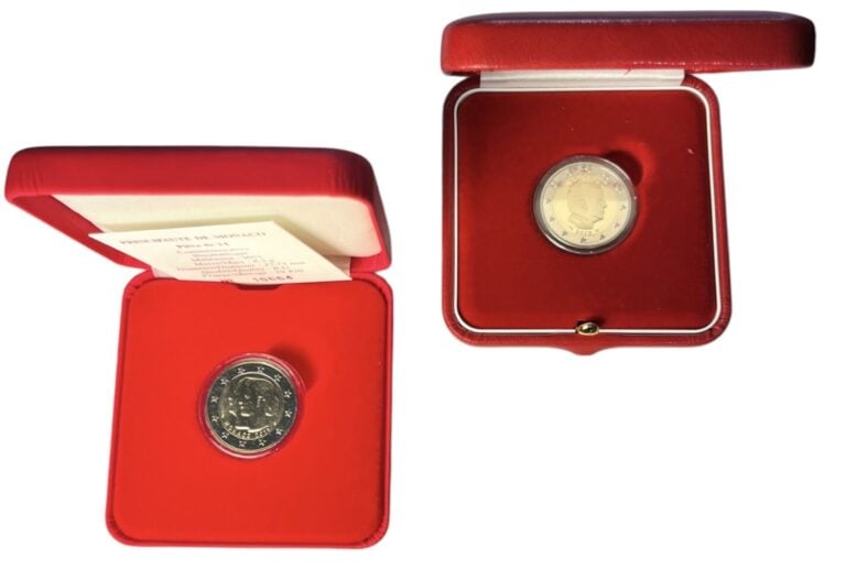 Monaco - Euros - Lot de deux coffrets comprenant : - -La 2 euros Mariage 2011 B…
