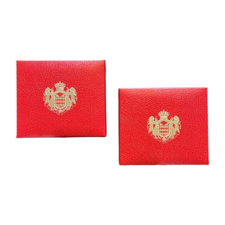 Monaco - Euros - Lot de deux coffrets comprenant : - -Le Coffret BE 2004 Sainte…