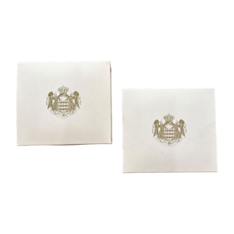 Monaco - Euros - Lot de deux coffrets comprenant : - -Le Coffret BE 2004 Sainte…