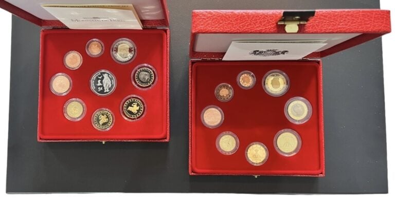 Monaco - Euros - Lot de deux coffrets comprenant : - -Le Coffret BE 2004 Sainte…