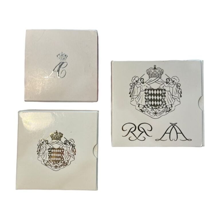Monaco - Euros - Lot de trois coffrets comprenant : - -La 2 euros Mariage 2011…