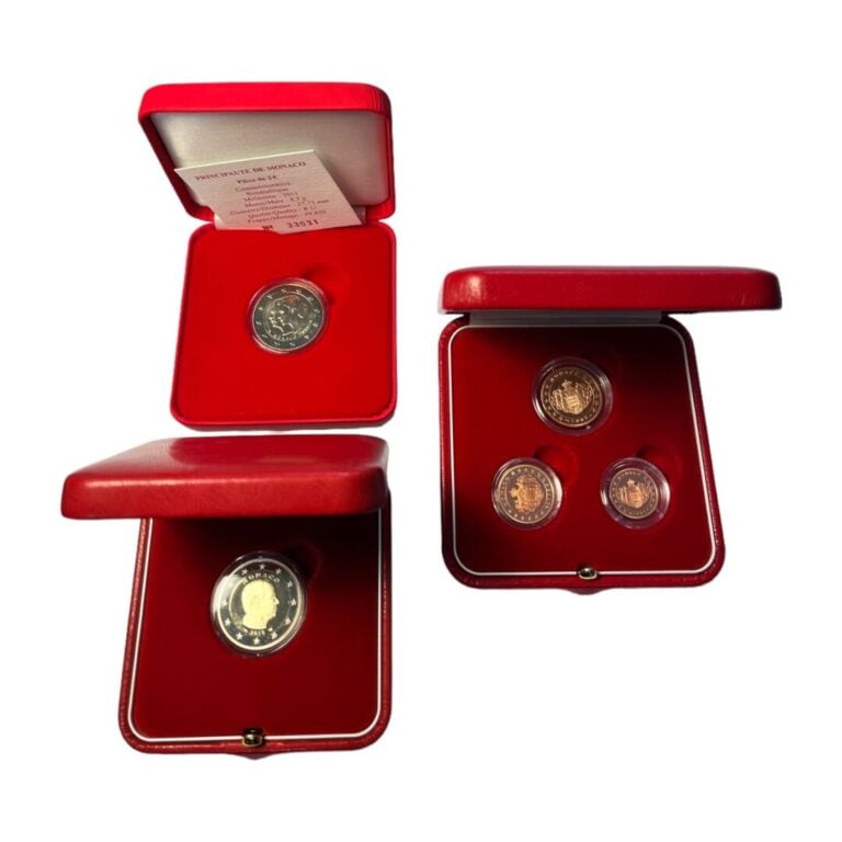 Monaco - Euros - Lot de trois coffrets comprenant : - -La 2 euros Mariage 2011…