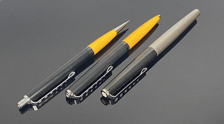 MONTBLANC, Carrera - Parure comprenant un stylo plume en métal brossé et noirci…