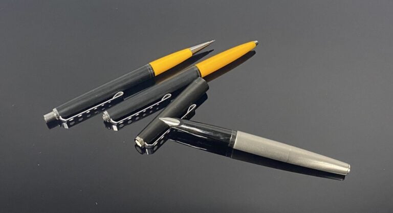 MONTBLANC, Carrera - Parure comprenant un stylo plume en métal brossé et noirci…