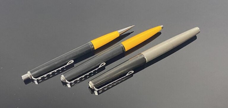 MONTBLANC, Carrera - Parure comprenant un stylo plume en métal brossé et noirci…