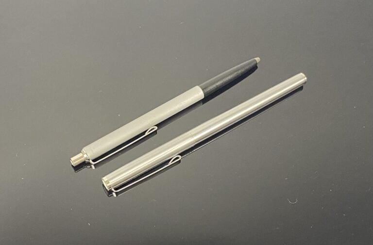MONTBLANC - Ensemble comprenant un stylo feutre en métal brossé et un stylo à b…