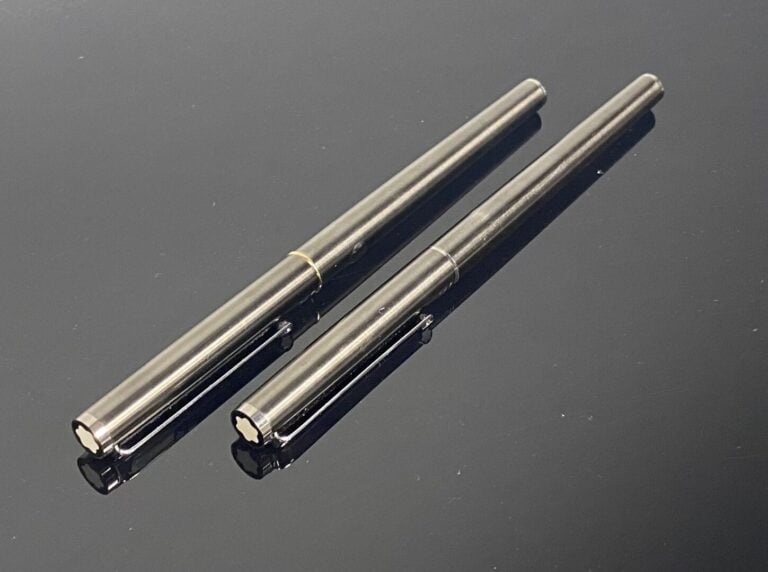 MONTBLANC - Ensemble de 2 stylos plume en métal brossé noirci - L : 13.5 cm - (…