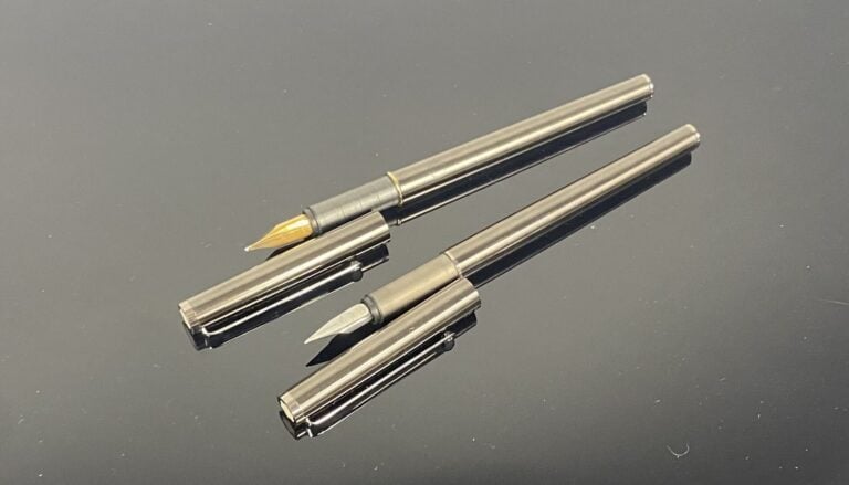 MONTBLANC - Ensemble de 2 stylos plume en métal brossé noirci - L : 13.5 cm - (…