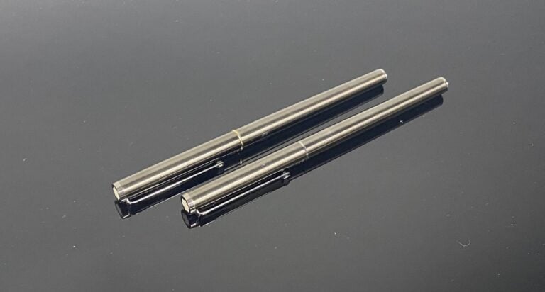MONTBLANC - Ensemble de 2 stylos plume en métal brossé noirci - L : 13.5 cm - (…