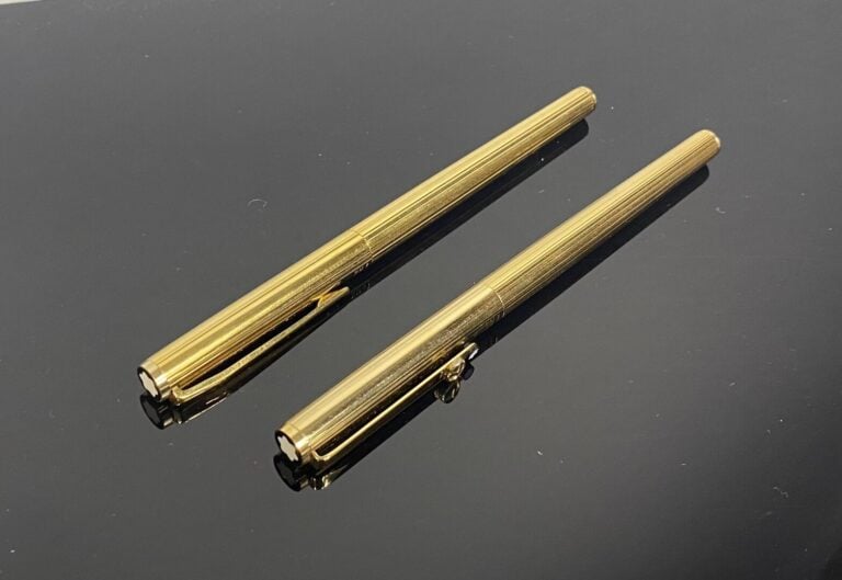 MONTBLANC - Ensemble de 2 stylos plume en métal doré à décor rainuré, l'un à pl…