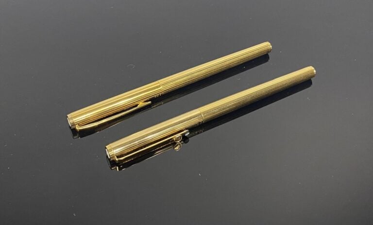 MONTBLANC - Ensemble de 2 stylos plume en métal doré à décor rainuré, l'un à pl…