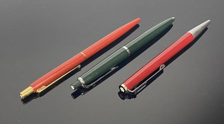 MONTBLANC - Ensemble de 3 stylos à bille rétractable, l'un en résine verte n°49…