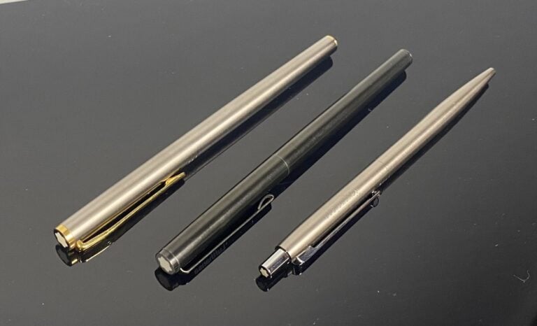 MONTBLANC - Ensemble de 3 stylos portant des inscriptions publicitaires : - -St…