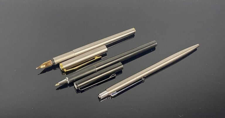 MONTBLANC - Ensemble de 3 stylos portant des inscriptions publicitaires : - -St…
