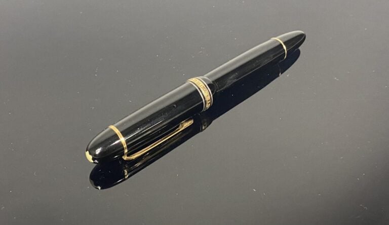 MONTBLANC, Masterpiece - Stylo plume en résine noire, attributs en métal doré -…