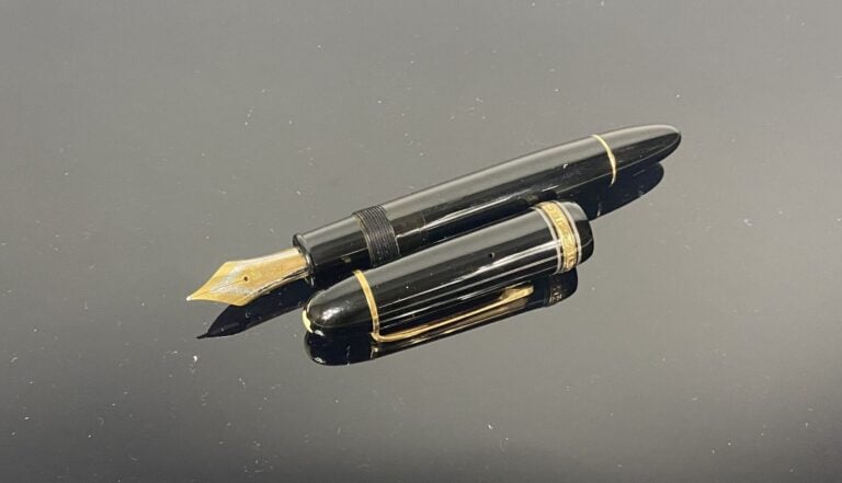 MONTBLANC, Masterpiece - Stylo plume en résine noire, attributs en métal doré -…