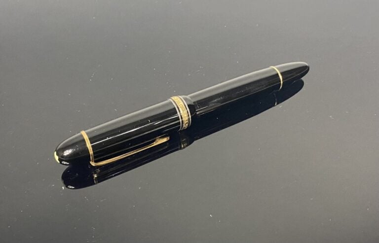 MONTBLANC, Masterpiece - Stylo plume en résine noire, attributs en métal doré -…