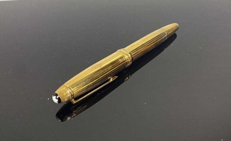 MONTBLANC, Meisterstück n°146 - Stylo-plume en vermeil (925) à décor rainuré et…