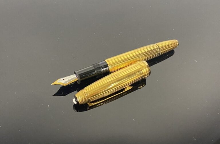 MONTBLANC, Meisterstück n°146 - Stylo-plume en vermeil (925) à décor rainuré et…