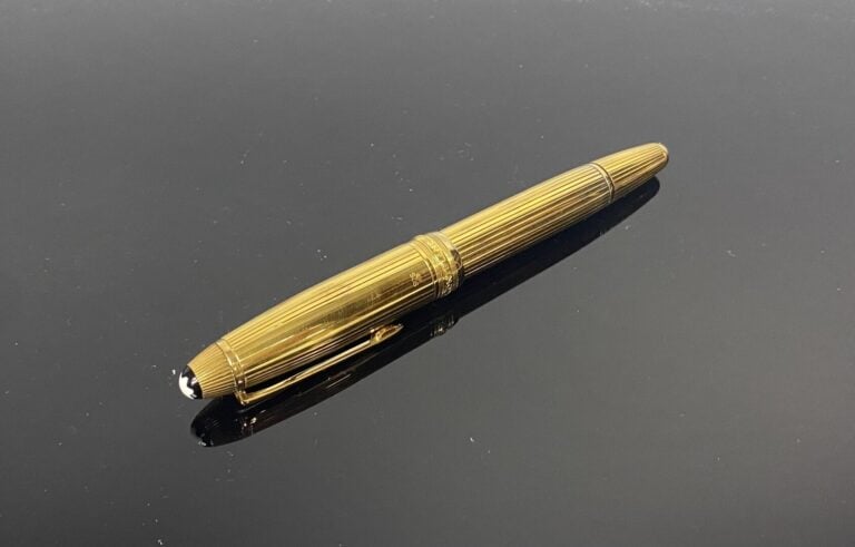 MONTBLANC, Meisterstück n°146 - Stylo-plume en vermeil (925) à décor rainuré et…