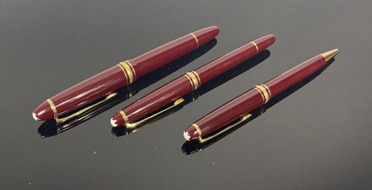 MONTBLANC, Meisterstück - Parure de 3 stylos en résine bordeaux et attributs en…
