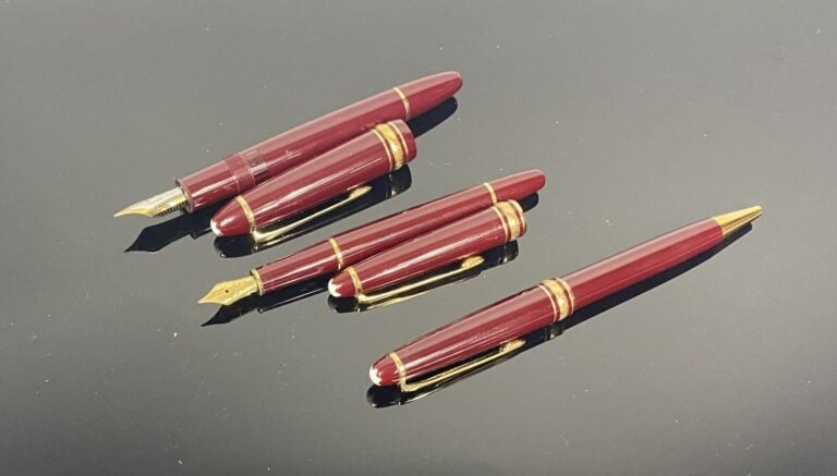 MONTBLANC, Meisterstück - Parure de 3 stylos en résine bordeaux et attributs en…